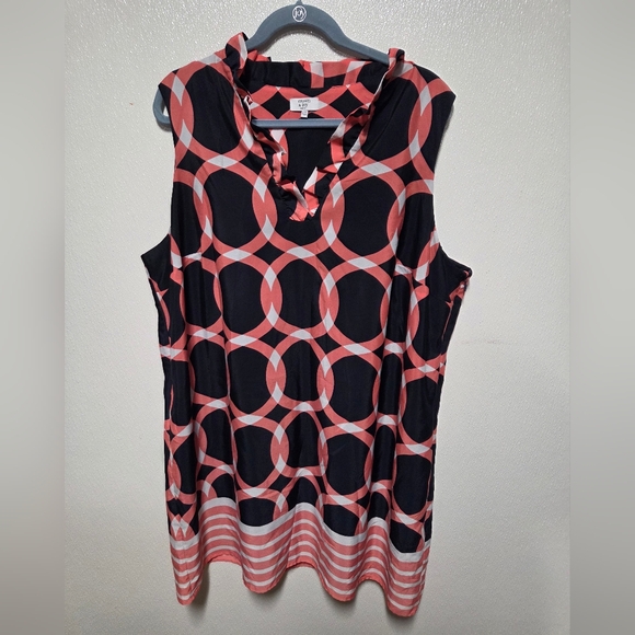 crown & ivy Dresses & Skirts - Crown & Ivy Navy and Pink Geometric Dress